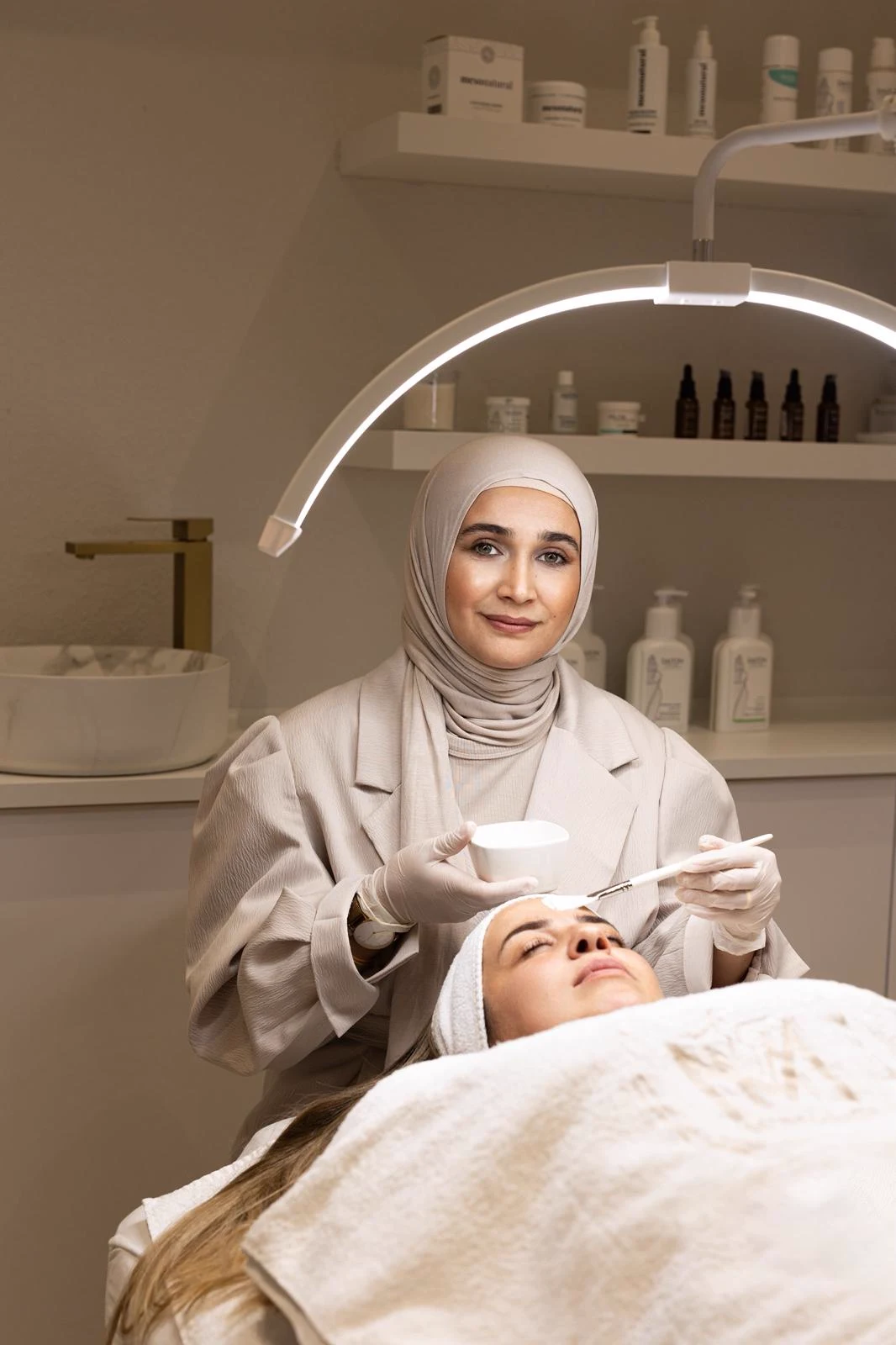 Fatma bei einer Behandlung im Medmoiselle Studio in Offenbach